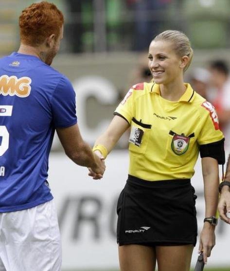 Fernanda Colombo Uliana... FUTBOL DÜNYASININ EN SEKSİ HAKEMİ... 7