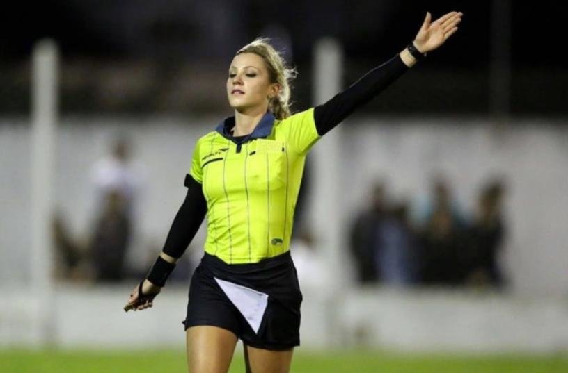 Fernanda Colombo Uliana... FUTBOL DÜNYASININ EN SEKSİ HAKEMİ... 8