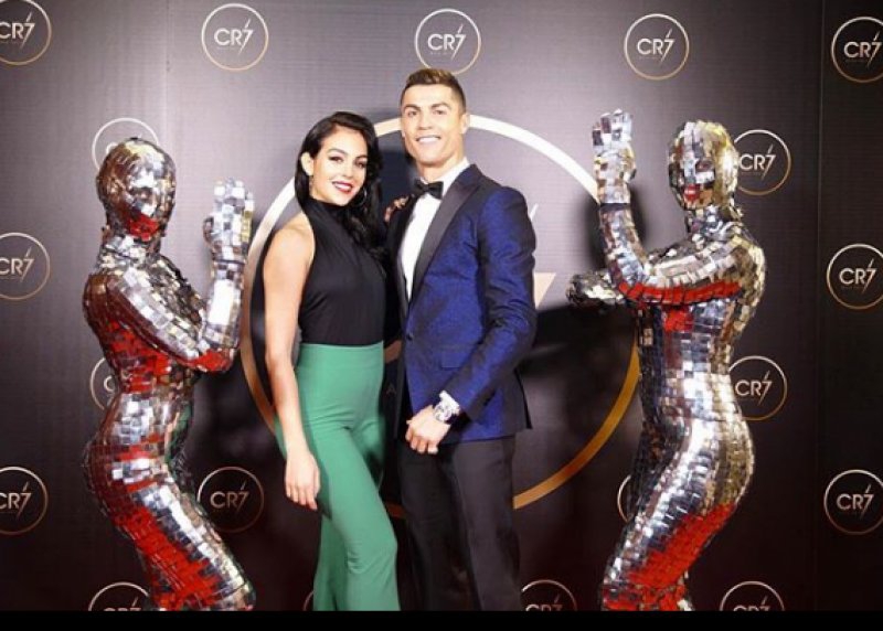 Cristiano Ronaldo... SEVGİLİSİ İLE ARASI BOZULDU... 10