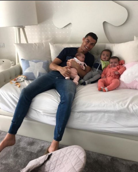 Cristiano Ronaldo... SEVGİLİSİ İLE ARASI BOZULDU... 16