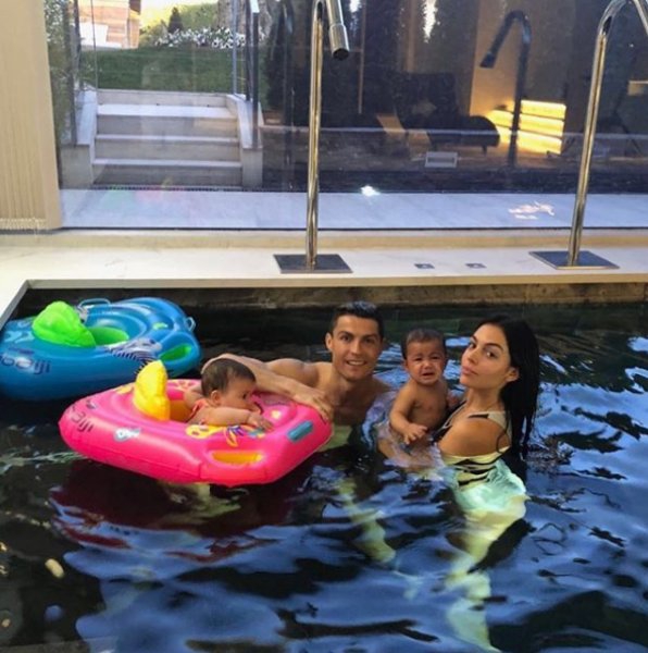 Cristiano Ronaldo... SEVGİLİSİ İLE ARASI BOZULDU... 8