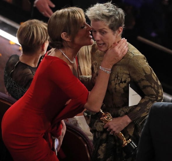 90. Oscar Ödül Töreni... KIRMIZI HALIDA ŞIKLIK YARIŞI 37