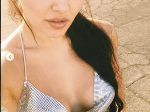 Hande Erçel... FESTİVALDE SINIRLARI ZORLADI!..