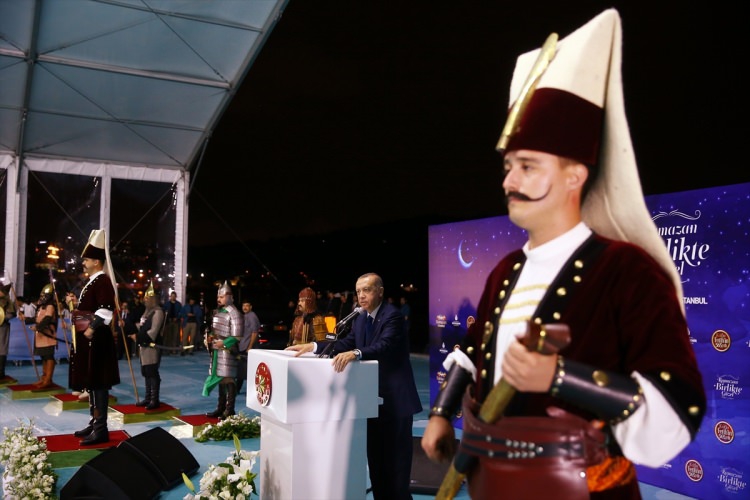 GÖRKEMLİ FETİH ŞÖLENİNE ÜNLÜ AKINI