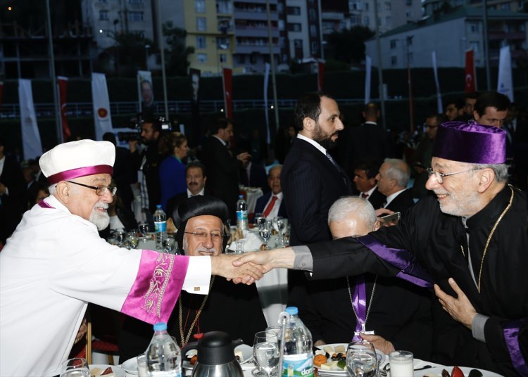 GÖRKEMLİ FETİH ŞÖLENİNE ÜNLÜ AKINI