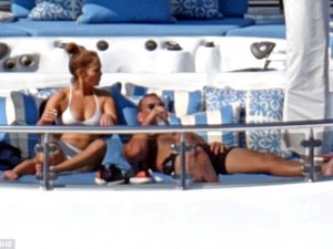 Jennifer Lopez... 49'LUK ŞARKICI BİKİNİSİ İLE GENÇLERE TAŞ ÇIKARTTI!..