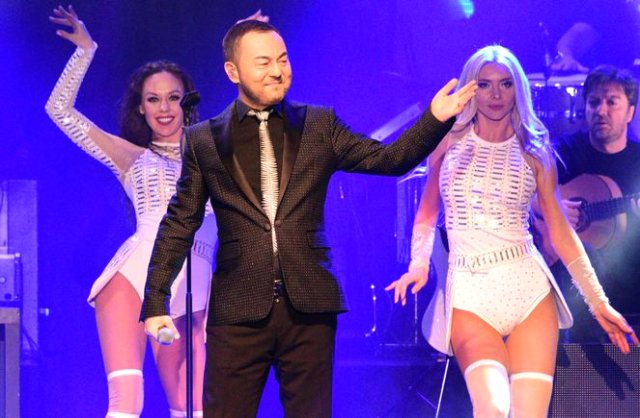 Serdar Ortaç... SEKSİ DANSÇISIYLA İMTİHANI!..