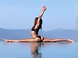 Eliz Sakuçoğlu...BİKİNİYLE SPOR YAPTI!