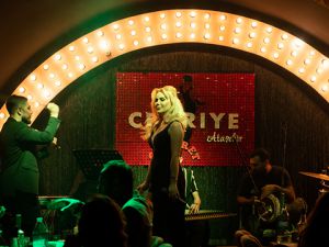 Sevda Giray… GALA GECESİNE ÜNLÜ YAĞMURU