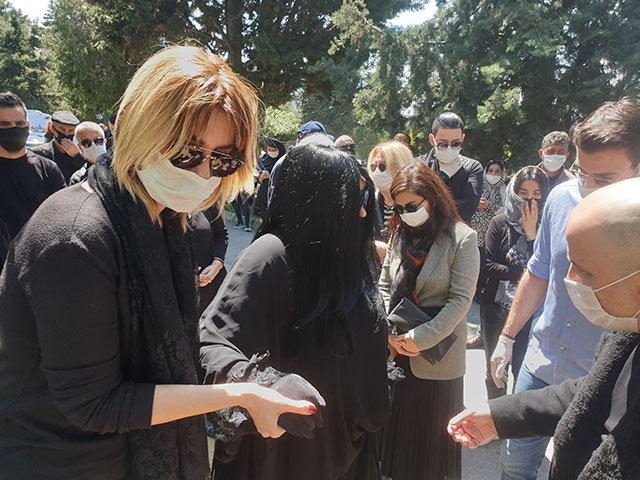 Bülent Ersoy...ANNESİNİ SON YOLCULUĞUNA UĞURLADI!
