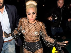 Lady Gaga... LONDRA SOKAKLARINDA TRANSPARAN VE SÜTYENSİZ!