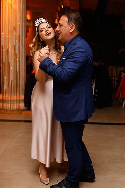 ÜNLÜLERİ BULUŞTURAN SAZLI SÖZLÜ DOĞUM GÜNÜ! 15