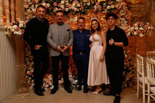 ÜNLÜLERİ BULUŞTURAN SAZLI SÖZLÜ DOĞUM GÜNÜ! 5