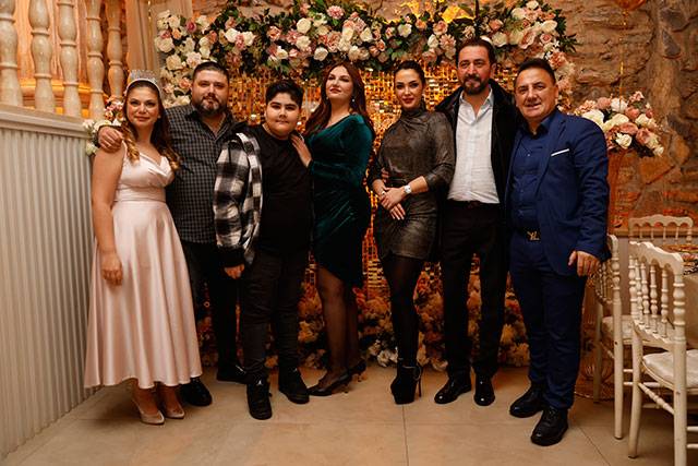 ÜNLÜLERİ BULUŞTURAN SAZLI SÖZLÜ DOĞUM GÜNÜ! 7