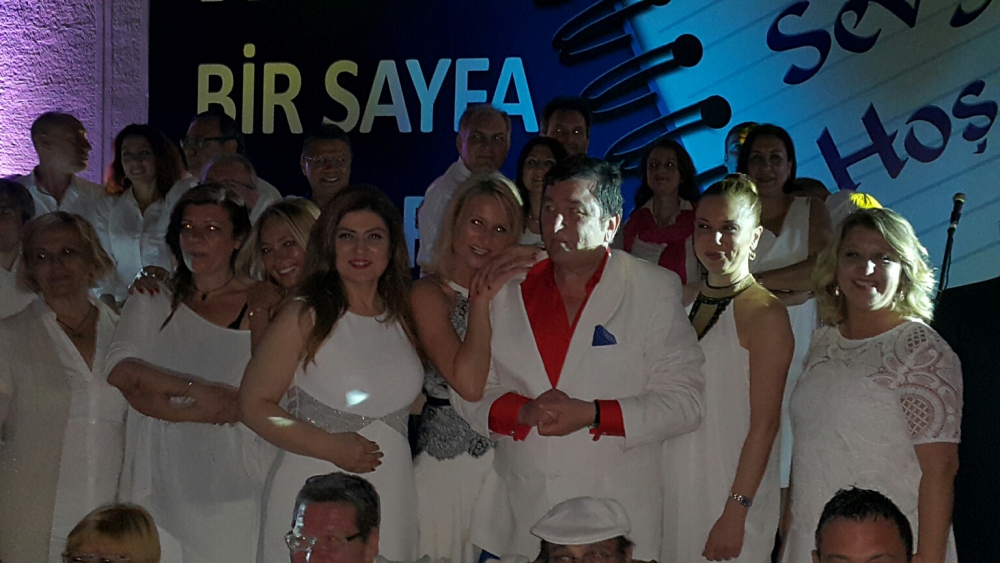 TSYD… “BEYAZ GECE”DE YILDIZLAR GEÇİDİ…