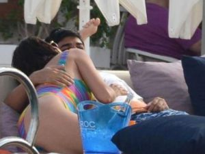 Ebru Yaşar... BALAYINDA CESUR KARELER!