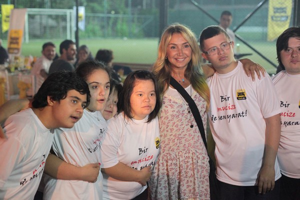 DOWN SENDROMLU ÇOCUKLARLA SANATÇILAR İFTARDA BULUŞTU !.. 10