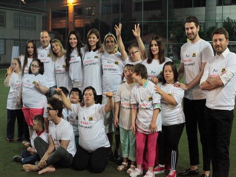 DOWN SENDROMLU ÇOCUKLARLA SANATÇILAR İFTARDA BULUŞTU !.. 11