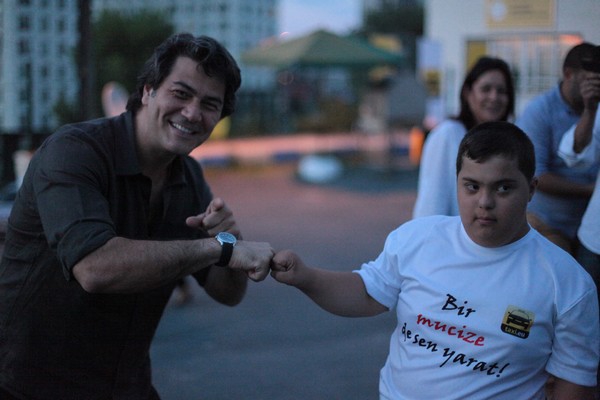 DOWN SENDROMLU ÇOCUKLARLA SANATÇILAR İFTARDA BULUŞTU !.. 8