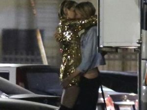 Miley Cyrus - Stella Maxwell... İKİ SEVGİLİ DUDAK DUDAĞA!
