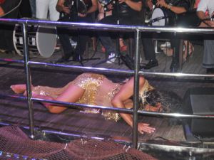 Asena... SAHNE IŞILTISINDA J'ADORE İMZASI!