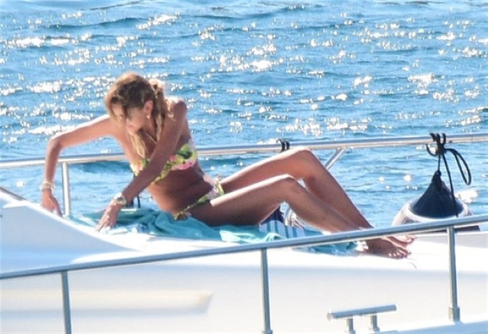 Özge Ulusoy... TEKNEDE SERESERPE!