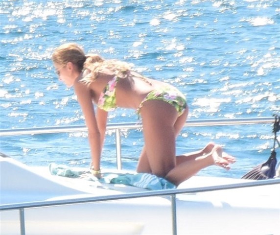 Özge Ulusoy... TEKNEDE SERESERPE!