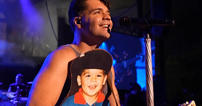 Emir Can İğrek... ÇOCUKLUĞUYLA AYNI SAHNEDE!