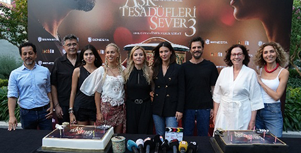 Aşk Tesadüfleri Sever 3... ÇEKİMLER BİTTİ; PASTA KESEREK KUTLADILAR!
