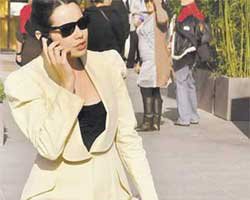 Özgü Namal... HANIMAĞALIĞA ALIŞTI!