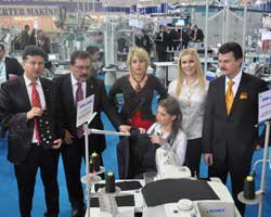 ÜNLÜ SANATÇILAR MAKİNE FUARINI GEZDİ!