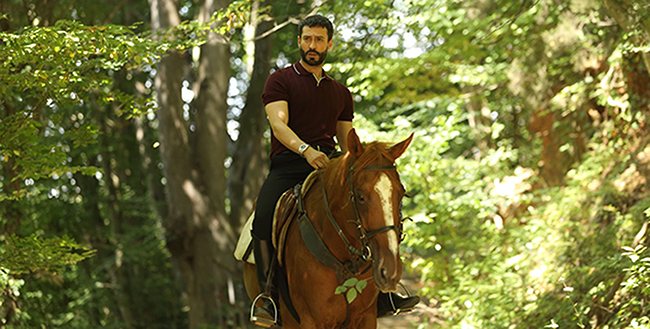 Muhtemel Aşk... DEFNE İLE KADİR’İN ARASI DÜZELİRKEN GELEN GİZEMLİ MESAJ!