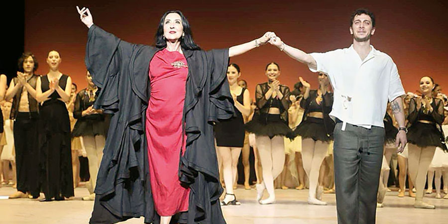 Hülya Aksular… SEZEN ŞARKILARINA PRİMA DONNA YORUMU