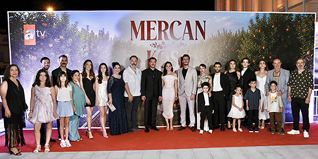 Mercan Köşk... DİZİNİN OYUNCULARI İLK BÖLÜM HEYECANINI TARSUS HALKIYLA BİRLİKTE YAŞADI