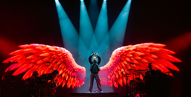 Kenan Doğulu... GEÇMİŞTEN GÜNÜMÜZE HİT ŞARKILARIYLA RENKLİ KONSER!