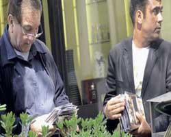 Ali Poyrazoğlu... KORSAN DVD ALIRKEN GÖRÜNTÜLENDİ!