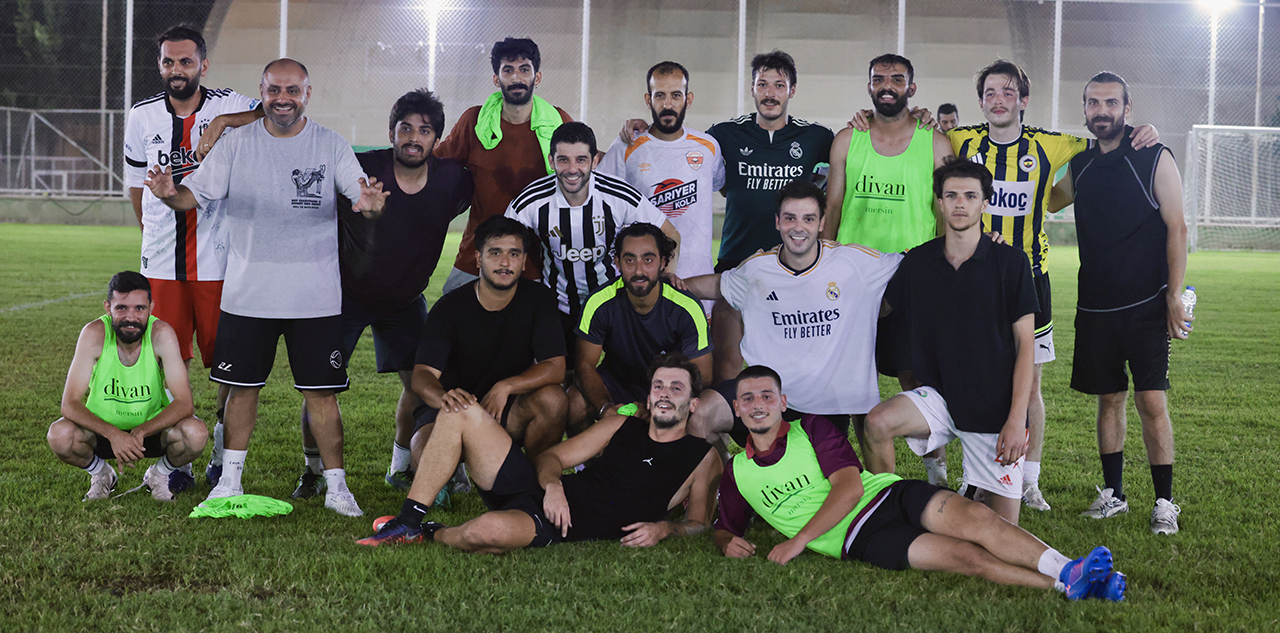 Mercan Köşk... ERKEKLERİ SAHADA, KADINLARI TRİBÜNDE!