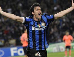 Futbol...ORTA SAHADAN TOPU ALDI GİTTİ GOLÜ ATTI!...