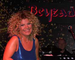 Elif Karlı... "SANKİ BİR RESMİ DAİREDE SAHNE ALIYORUM"!