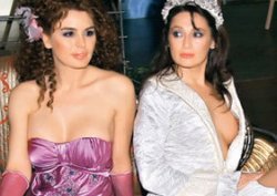 PODYUMDA GÖĞÜS FRİKİĞİ!