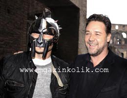 Roma'lı Totti-Russel Crowe..GLADYATÖRE ARENA'DA SÜRPRİZ!...