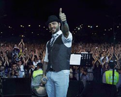 Gökhan Özen... 39 DERECE ATEŞLE SAHNEYE ÇIKTI!