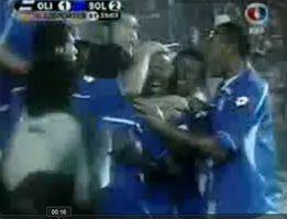 Futbol..ORTA SAHADAN GOLÜ ÇAKTI!...