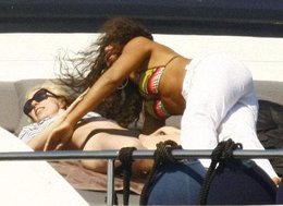 Lady Gaga. LEZBİYEN ARKADAŞIYLA TEKNEDE SEVİŞİRKEN YAKALANDI...