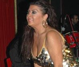 YELİZ'DEN STRİPTİZ ŞOV!..