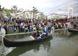 ESKİŞEHİR'DE Kİ "ŞEHR-İ AŞK ADASI"NI ÜNLÜ ÇİFTLER AÇTI !..