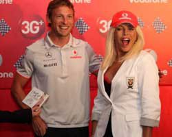 ŞAMPİYON PİLOT AJDA PEKKAN'A ŞAPKASINI İMZALAYIP ARMAĞAN ETTİ