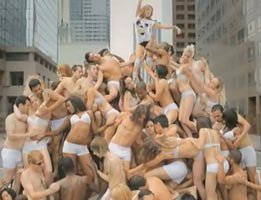 Kylie Minogue...YENİ KLİBİNDE HERKES ÇIPLAK!...