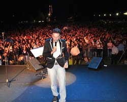 Şafak Yaşar... ŞİMŞEKLER ALTINDA KONSER!