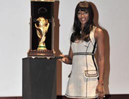 Naomi Campbell...DÜNYA KUPASI'NI ELİNE ALDI!...